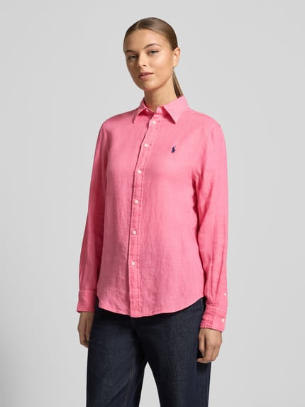 Vrouwenmodel draagt Hemdbluse mit Knopfleiste van Polo Ralph Lauren, roze linnen, losse pasvorm, zichtbare knopen, voorkant bovenlichaam close-up.