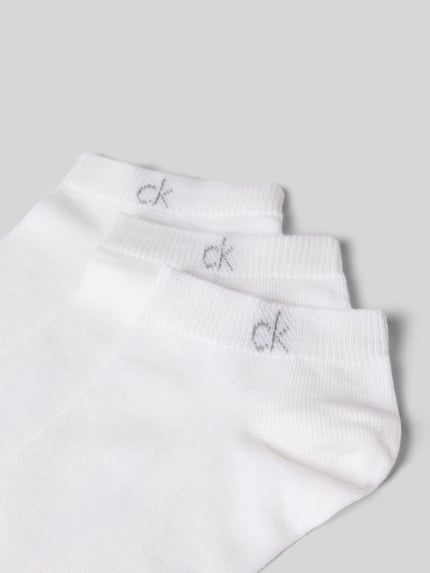 Produktfoto, drei weiße Socken aus Baumwoll-Mix im 3er-Pack von CK Calvin Klein, feine Struktur vor grauem Hintergrund.