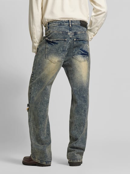 Männermodel trägt Straight Fit Jeans im Destroyed-Look von Don't Waste Culture, Baumwoll-Elasthan-Mix, 5-Pocket-Design, Ganzkörperansicht Rückansicht.
