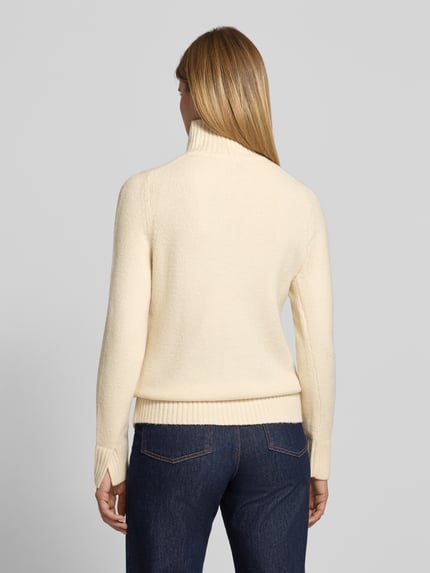 Frauenmodel trägt Rollkragenpullover mit Label-Detail von JAKE*S WOMAN CASUAL in Creme, strukturierter Strick, unifarben, Ganzkörperansicht Rückansicht