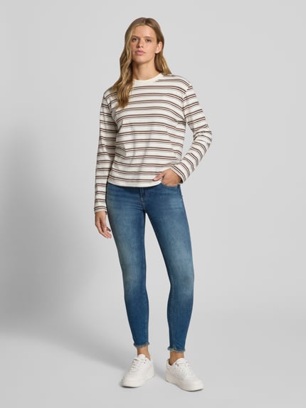 Vrouwenmodel draagt blauwe skinny fit jeans uit katoenmix Skinny Fit Jeans aus Baumwoll-Mix Modell 'BLUSH' van ONLY, dames skinny fit jeans, volledige vooraanzicht.