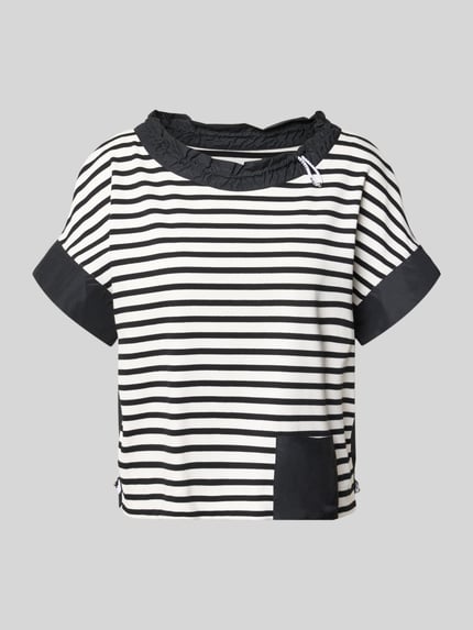 Produktfoto, T-Shirt mit Rundhalsausschnitt und Kordelzug von Marc Cain, schwarz-weiß gestreift, kontrastierende Details, gerade Form, Label-Detail, Eingrifftasche, Baumwollstruktur