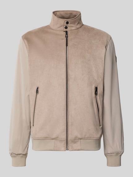 Produktfoto, beżowa Jacke mit Stehkragen und Reißverschlusstaschen Modell 'Clunie' von JOOP! COLLECTION, krój regular fit, zamek, długość tyłu w rozmiarze 50: 67 cm, szerokość ramion w rozmiarze 50: 49 cm, szerokość klatki piersiowej w rozmiarze 50: 61 cm, długość rękawa w rozmiarze 50: 67 cm, matowe i gładkie faktury, kontrastowe rękawy