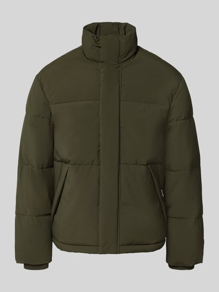 Produktfoto, Steppjacke mit verdecktem Reißverschluss Modell 'SOHO' von JACK & JONES in Olivgrün, Regular Fit, Stehkragen, glatte Oberfläche.