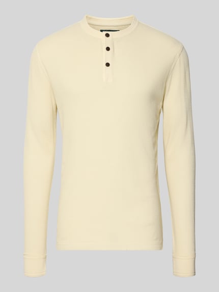 Produktfoto, Longsleeve mit Knopfleiste von Superdry für Herren aus Reine Baumwolle, Regular-Fit, Rundhalsausschnitt, Rückenlänge 72 cm in Größe M, helles Beige, glatte Textur, drei dunkle Knöpfe auf der Knopfleiste.