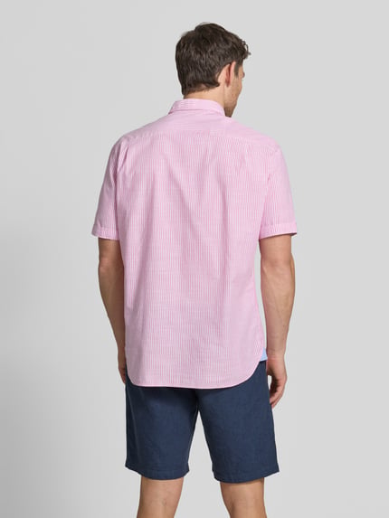 Männermodel trägt Regular Fit Freizeithemd mit Brusttasche von Christian Berg Men in Rosa-Weiß mit feinen Streifen, Kurzärmelig, Rückenansicht. Reine Baumwolle, Button-Down-Kragen, durchgängige Knopfleiste, Rückenlänge 79 cm, Schulterbreite 47 cm, Ärmellänge 26 cm.