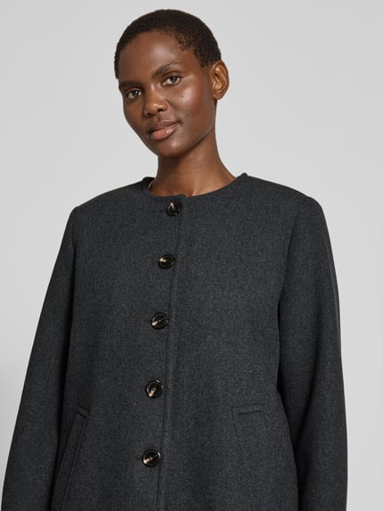 Frauenmodel trägt Regular Fit Kurzmantel mit Schalkragen Modell 'UNALAURA' von VERO MODA in Dunkelgrau, glatte Oberfläche, Nahaufnahme Oberkörper, Damen Teddy- / Webpelzjacke.