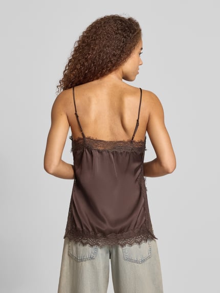 Vrouwenmodel draagt Trägertop met Spitzenbesatz Model 'LOUISE' van NOISY MAY®, Materiaalmix met stretch, regular fit, ruglengte maat S 40 cm, Ganzkörperansicht Rückansicht