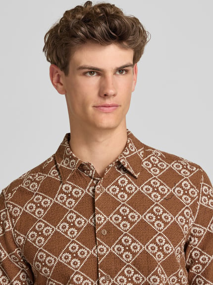 Männermodel trägt Regular Fit Freizeithemd aus reiner Baumwolle Modell 'JOHNSON' von Only & Sons, Optik:Allover-Muster, Nahaufnahme Oberkörper.