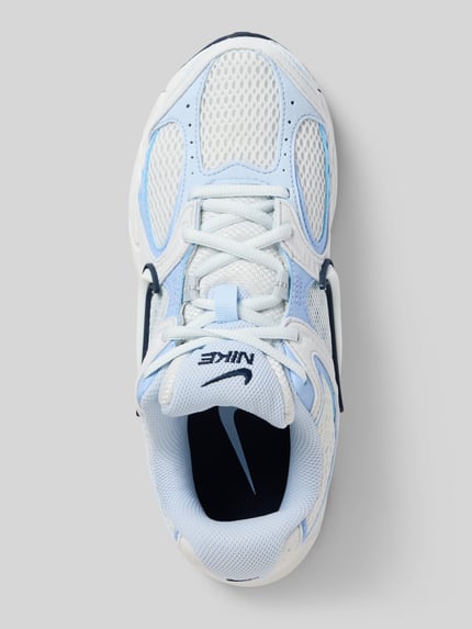 Productfoto, Sneaker met logo-detail van Nike, lichtblauw en wit, afgeronde pasvorm, vetersluiting, profielzool, dames sneaker, hakhoogte maat 39: 6 cm, schachthoogte maat 39: 6 cm, schachtbreedte maat 39: 7 cm