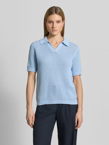 Frauenmodel trägt Strickpullover mit Polokragen und 1/2-Arm Modell 'DENEFA' von Soyaconcept, Reine Baumwolle, Relaxed-Fit, Ganzkörperansicht von vorne.