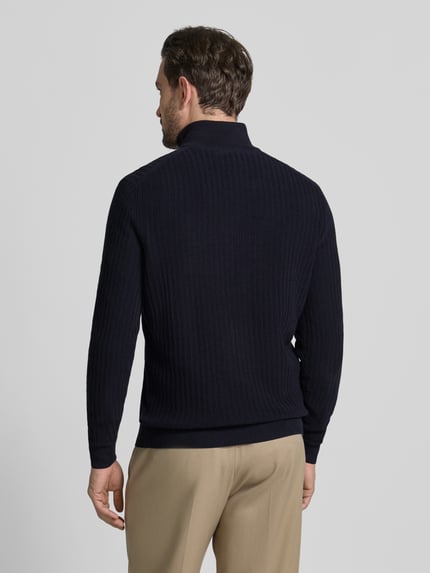 Mannelijk model draagt Strickpullover met geribde boorden van Christian Berg Men, katoen, regular fit, donkerblauw, rugaanzicht.