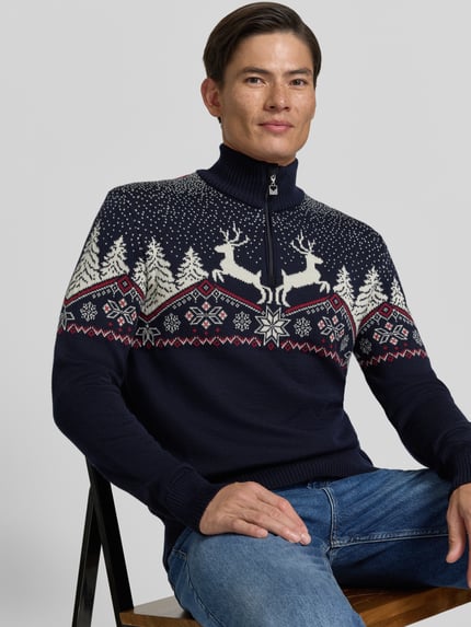 Männermodel trägt Regular Fit Strickpullover aus reiner Wolle Modell 'Dale' von Dale of Norway, dunkles Blau mit Norwegermuster, Nahaufnahme Oberkörper, Herren Strickpullover, Troyer-Kragen, Rückenlänge 72 cm, Ärmellänge 68 cm.