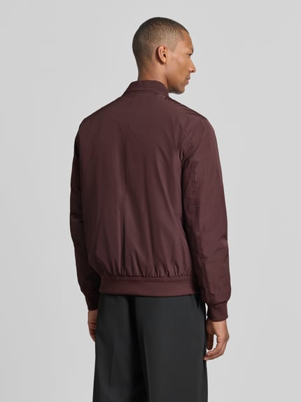 Männermodel trägt Regular Fit Jacke mit Stehkragen Modell 'Rapid' von CINQUE in Dunkelrot, glatte Textur, Ganzkörperansicht Rückansicht. Rückenlänge 70 cm, Schulterbreite 49 cm, Brustweite 59 cm, Ärmellänge 69 cm, Zweiwege-Reißverschluss, elastische Abschlüsse, Eingrifftaschen.
