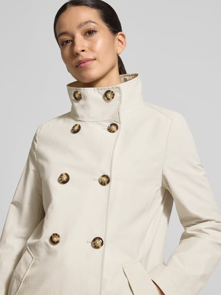 Frauenmodel trägt Regular Fit Jacke mit Stehkragen von Christian Berg Woman Selection im Material-Mix mit Eingrifftaschen, Nahaufnahme Oberkörper.