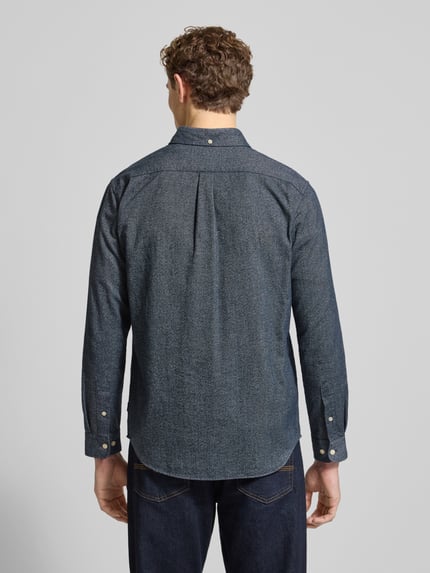 Männermodel trägt Freizeithemd mit Knopfleiste Modell 'LUBARKLEY' von Jack & Jones Premium, Baumwolle, Regular Fit, Ganzkörperansicht Rückansicht.