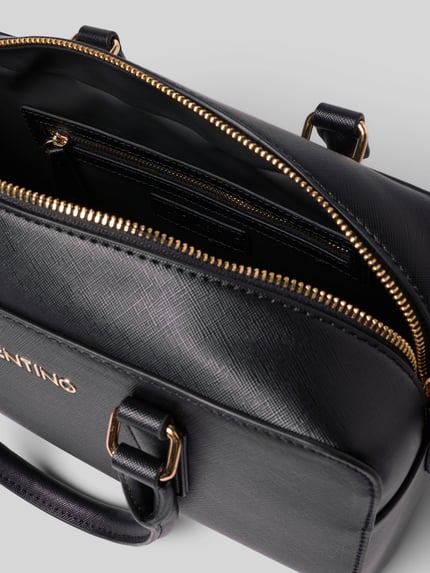 Produktfoto, schwarze Shoulder Bag mit Logo-Applikation Modell 'Zero' von VALENTINO BAGS in Leder-Optik, Reißverschluss, goldene Details, Strukturtextur, Hauptfach und Innenfächer sichtbar, rechteckige Form, Breite 31 cm, Länge 17 cm, Tiefe 8 cm, Schulterriemen 32 cm.