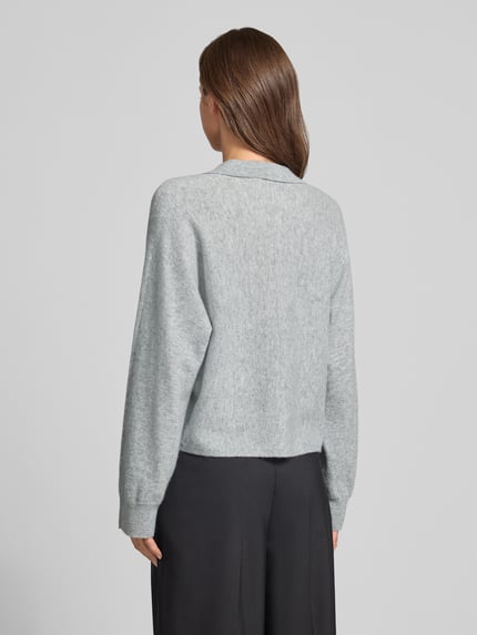 Frauenmodel trägt graue Regular Fit Strickjacke aus reiner Wolle Modell 'Dulena' von OPUS, Damen Pullover, Ganzkörperansicht Rückansicht.