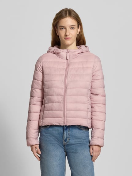 Vrouwenmodel draagt Regular Fit Steppjacke mit Kapuze Modell 'TAHIA' van Only, effen roze, lange mouwen, met rits, frontale volledigebeeld.