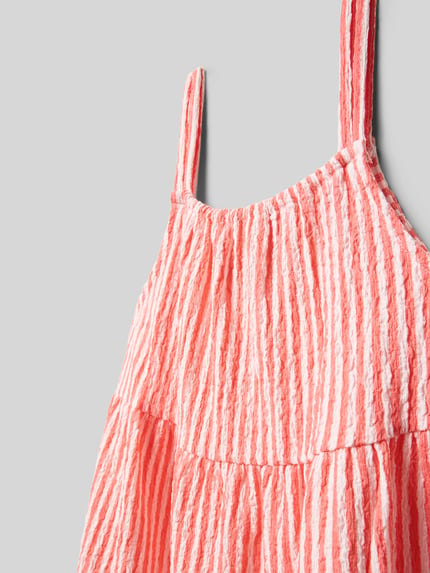 Produktfoto, Kleid mit Strukturmuster und Spaghettiträgern von Garcia, rosa-weiß gestreift, Material-Mix mit Stretch, lockerer Schnitt, Volantsaum