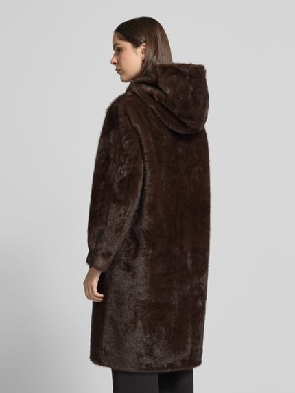 Modelka nosi Mantel mit Kapuze und Eingrifftaschen od Rinascimento, ciemnobrązowy, prosta forma, sztuczne futro, boczne kieszenie, kaptur, zapięcie kryte, długość pleców w rozmiarze S: 101 cm, pełny widok z tyłu