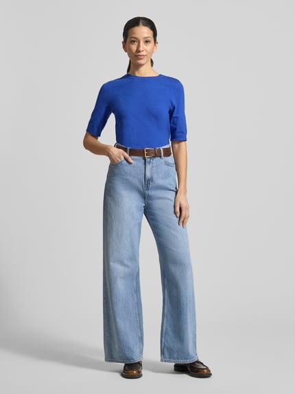 Frauenmodel trägt Strickshirt aus Viskose-Mix mit Rundhalsausschnitt von Betty Barclay in Blau zu Jeans, Regular Fit, Ganzkörperansicht von vorne.