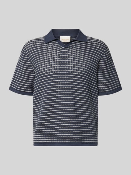 Produktfoto, Regular Fit Poloshirt mit V-Ausschnitt von Jack & Jones aus reiner Baumwolle, Strickshirt, dunkles Blau mit feinem Linienmuster, Rückenlänge 67 cm in Größe M.