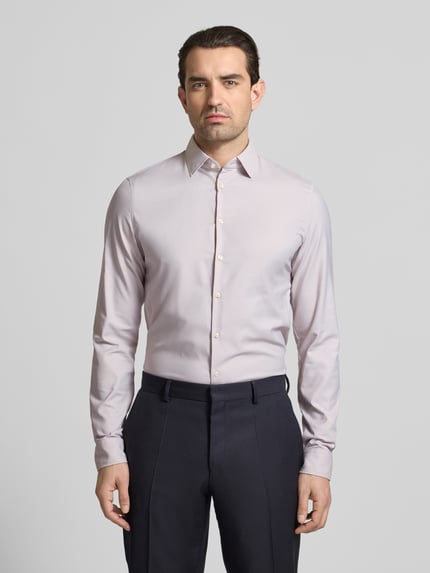 Mannelijk model draagt Slim Fit Business-Hemd met Kentkragen en extra langem Ärmel van Jake*s in lichtgrijs, materiaal-mix met stretch, voorkant, geheel lichaam.