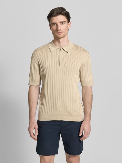 Männermodel trägt Slim Fit Poloshirt mit Reißverschluss von Matinique, Reine Baumwolle, Ripp-Optik, Polokragen, Strickshirt, Ganzkörperansicht von vorne.