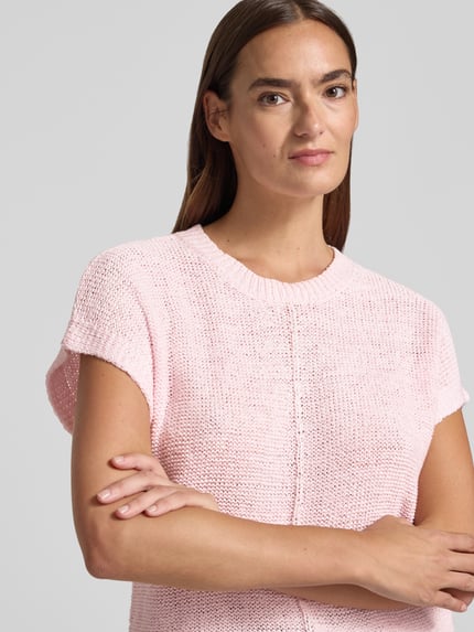 Vrouwenmodel draagt gebreid shirt met ronde hals en kapmouwen model 'Estapper' van FREE/QUENT, dames, regular fit, detailopname bovenlichaam.