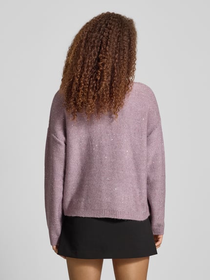 Frauenmodel trägt Regular Fit Strickpullover mit Paillettenbesatz Modell 'ARIZONA' von Only in Melange-Optik, Rückenansicht, Stricktextur.