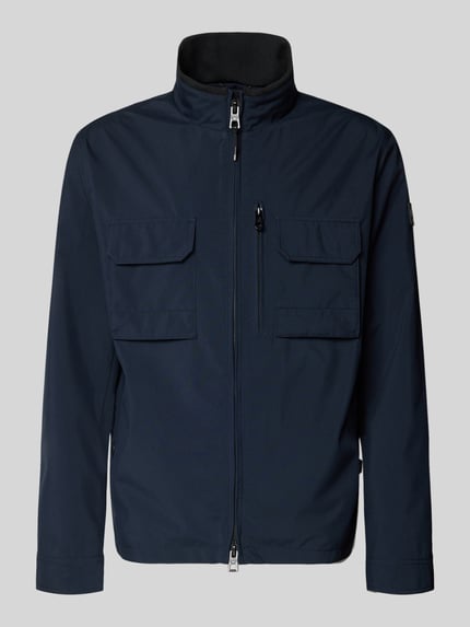 Produktfoto, Jacke mit Stehkragen van NAUTGÅRD, heren regular fit, opstaande kraag, ritssluiting, steekzakken, borstzakken, ruglengte maat M 73 cm, schouderbreedte 45 cm, borstwijdte 49 cm, mouwlengte 67 cm, donkerblauw, gladde stof, vierkante vormen