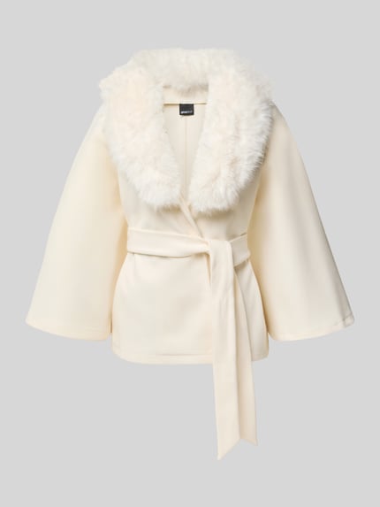 Produktfoto, Collar Cape mit Kunstpelz und Bindegürtel von Gina Tricot in Creme, Kimonoärmel, taillierter Schnitt, weiche Textur