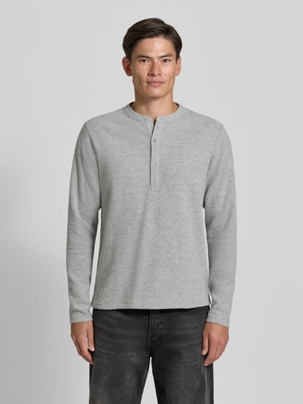 Mannelijk model draagt lichtgrijs regular fit heren sweatshirt van DRYKORN, Materiaalmix met katoen, knoopsluiting, Model 'MALIOR', ruglengte maat M 63 cm, mouwlengte maat M 69 cm, voorkant volledige lichaamsopname.