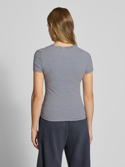 Modelka nosi Slim Fit T-Shirt mit Rundhalsausschnitt od REVIEW w paski z elastycznej mieszanki bawełny, krój slim fit, damski t-shirt, okrągły dekolt, krótki rękaw, długość tyłu w rozmiarze S: 52 cm, widok całej sylwetki z tyłu.