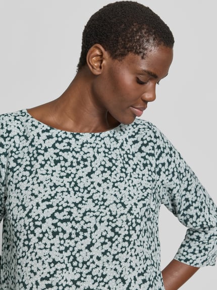 Vrouwenmodel draagt Blusenshirt uit viscose met 3/4-mouw van Zero in regular fit en all-over look met ronde hals, detailopname bovenlichaam.