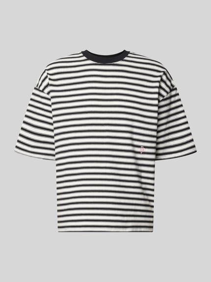 Produktfoto, Oversized T-Shirt mit Label-Stitching von REVIEW, schwarz-weiß gestreiftes Herren T-Shirt aus reiner Baumwolle im Allover-Look, Oversized-Fit, mit Rundhalsausschnitt, Rückenlänge bei Größe M 67 cm.