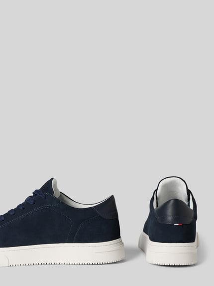 Produktfoto, sneakersy z naturalnej skóry z wytłoczonym logo model 'Julien' od HECHTER PARIS, imitacja weluru, kolor granatowy, zaokrąglony czubek, wiązanie, wysokość obcasa w rozmiarze 44: 4 cm, wysokość cholewki w rozmiarze 44: 8 cm, szerokość w rozmiarze 44: 12 cm