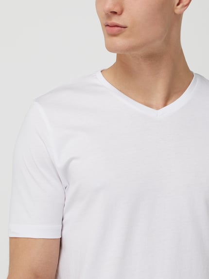 Mannelijk model draagt T-shirt met Label-Stitching van Fynch-Hatton, wit katoen, regular fit, V-hals, Nahaufnahme bovenlichaam.