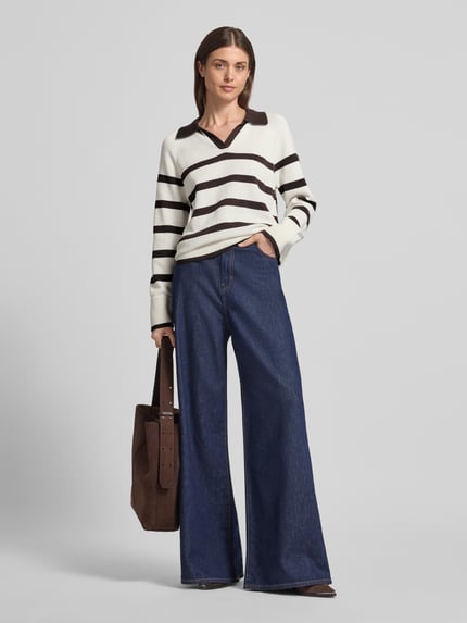 Frauenmodel trägt Gestreifter Pullover mit Polokragen von Stefanel in Weiß mit schwarzen Streifen, Baumwolle, Regular Fit, Ganzkörperansicht von vorne.