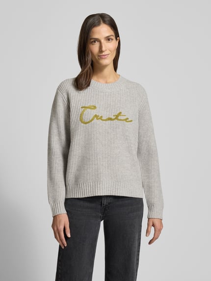 Kobiece model prezentuje szary Strickpullover mit Rundhalsausschnitt Modell 'Brynna' od MOS MOSH, bawełna, krój relaxed fit, całkowity przód.