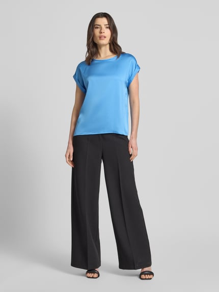 Frauenmodel trägt Damen T-Shirt mit Rundhalsausschnitt Modell 'ELLETTE' von Vila, Viskose-Elasthan-Mix, Lockerer-Schnitt, Ganzekörperansicht von vorne.