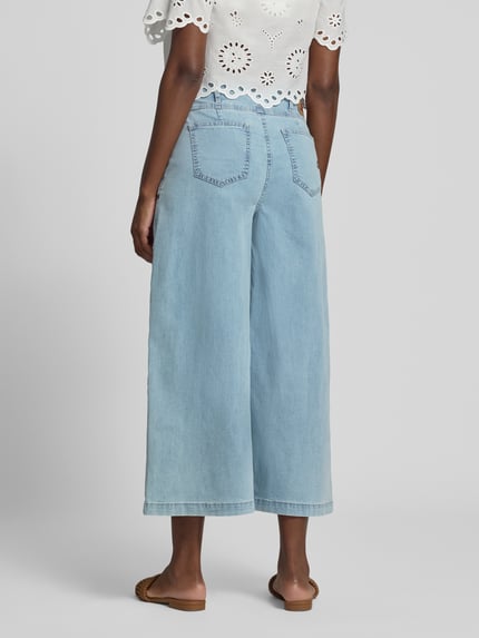 Vrouwenmodel draagt lichte dames Palazzo-jeans met gesäßtaschen Model 'Liv' van Buena Vista, met katoen en lyocell, wijd been, knoopsluiting, ganzkörperansicht rückansicht.