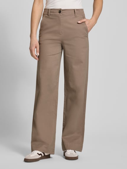 Frauenmodel trägt Straight Leg Hose aus Baumwoll-Mix von Marc O'Polo, Optik: Unifarben, Passform: Straight, mit Label-Applikation, Gürtelschlaufen, Knopf und verdecktem Reißverschluss, seitlichen Eingrifftaschen, angedeuteten Gesäßtaschen, Material: Baumwolle-Mix, Ganzkörperansicht von vorne.