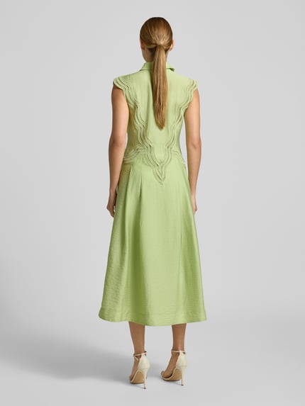 Modelka nosi sukienkę koszulową z mieszanki modalu ze wstawkami z koronki Copenhagen Muse, linia a, sukienka midi, model 'COLE', długość tyłu 128 cm, szerokość w rozmiarze S: 41 cm, widok całej sylwetki z tyłu.
