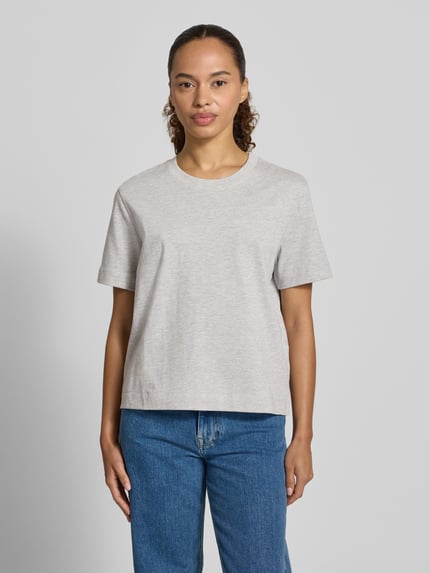 Kobiece model nosi Boxy Fit T-Shirt aus Baumwoll-Viskose-Mix Modell 'ESSENTIAL' von Selected Femme, damski t-shirt szary, prosty krój, gładka tekstura, Ganzkörperansicht von vorne