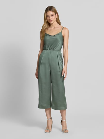 Frauenmodel trägt Jumpsuit aus Satin mit Wasserfall-Ausschnitt von Jake*s Cocktail in sanft glänzendem Grün, verkürzte Passform, Ganzkörperansicht von vorne.