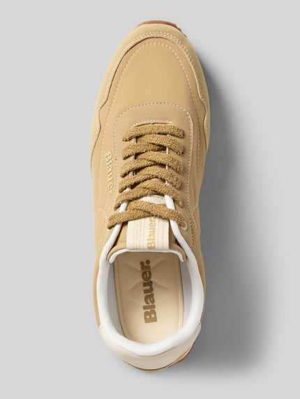 Produktfoto, Sneaker mit Logo-Detail Modell 'Swink' von Blauer USA, Beige mit abgerundeter Passform, Schnürverschluss, profilierte Sohle, Absatzhöhe 2 cm, Schafthöhe 8 cm, Schaftweite 9 cm, Textur aus glattem und strukturiertem Material.
