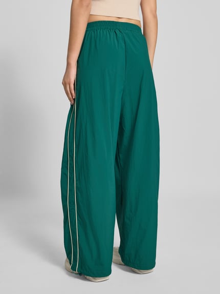 Karo Kauer Trackpants mit Label-Patch und -Print Dunkelgruen 5