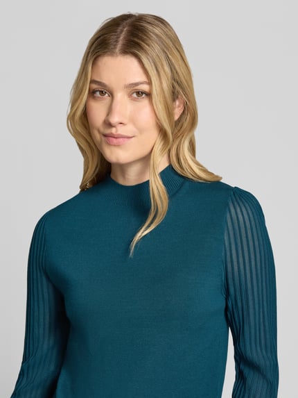 Modelka kobieca ma na sobie Regular Fit Strickpullover mit Stehkragen od zero, wiskozowa mieszanka, krój regular fit, taliowany fason, długi rękaw, długość pleców w rozmiarze 36: 52 cm, długość rękawa w rozmiarze 36: 61 cm, gładka struktura, rękawy prążkowane, kolor morski, zbliżenie na górną część ciała.